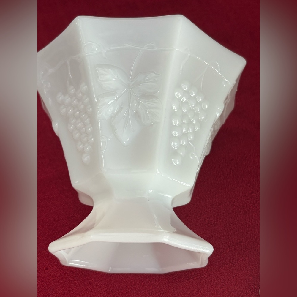 Anchor Hocking Milk Glass Footed Candy/Compote Dish w/Lid. Leaves & Grape Design - Picture 5 of 6